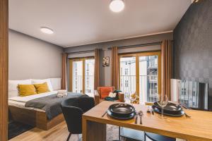 een hotelkamer met een bed en een bureau met een bureau bij 2HomeRent Apartamenty Nowy Port in Bydgoszcz