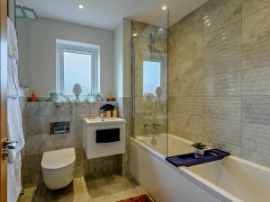 Ένα μπάνιο στο 2 Bed in Lulworth Cove 91197 +32 φωτογραφίες