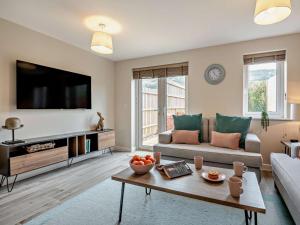 Μια τηλεόραση ή/και κέντρο ψυχαγωγίας στο 2 Bed in Lulworth Cove 94520