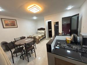 Una sala de estar con cocina y comedor. en Surapata Central Lounge, en Sucre