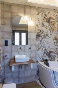 ein Badezimmer mit Badewanne und Waschbecken in der Unterkunft Portal Fosc Suites in Peñíscola + 23 Fotos