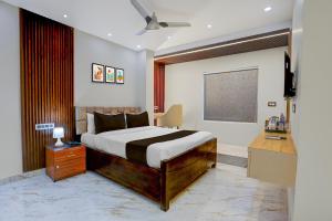 a bedroom with a bed and a dresser in it at Super Townhouse Puri Bypass Crossway Formerly Hotel Pratee Heights in Bālianta +24 photos