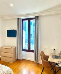 ein Schlafzimmer mit Bett, Schreibtisch und Fenster in der Unterkunft Maison Villa Foch in Meaux + 11 Fotos