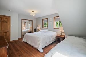 Ένα ή περισσότερα κρεβάτια σε δωμάτιο στο Le Chic Montagnard - Chalet with HOT TUB and pool