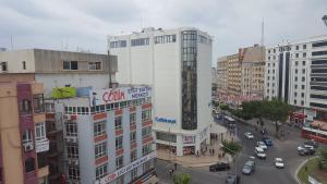 uma vista para uma rua da cidade com carros e edifícios em Hosta Otel em Adana