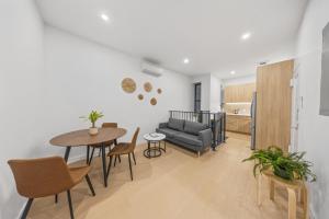 Η κουζίνα ή μικρή κουζίνα στο The Cosmo Outstand NYC - a private residency near Times Square