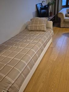 Una cama o camas en una habitación de Les Pieds a La Grande Place