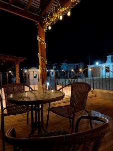 un tavolo e delle sedie su un patio di notte di Casa Café Cacao a San Pedro Las Huertas