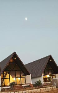 un gran edificio con techo negro en THE RiYASAT SARISKA, en Ajabgarh