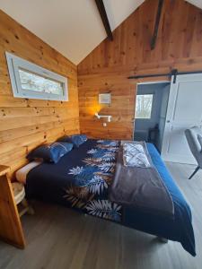 A bed or beds in a room at Les Cabanes de Rouffignac