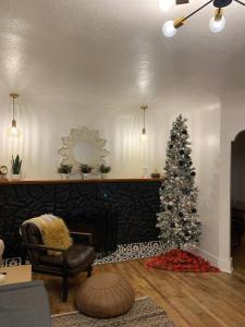 Posezení v ubytování #StayinMyDistrict Twin Falls Spanish-Boho Getaway