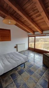 ein Schlafzimmer mit einem Bett und einem großen Fenster in der Unterkunft Molino Del Búho in Torre la Cárcel + 54 Fotos
