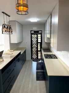 Le Satima Farmhouse في Nyahururu: مطبخ به كونترات بيضاء وفرن علوي