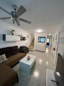 un salon avec un canapé et une table dans l'établissement Apartamento Tanzanita, à Costa Calma