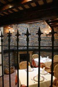 Postel nebo postele na pokoji v ubytování Hostal Torre de Guzmán