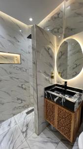 ein Badezimmer mit Waschbecken und Spiegel in der Unterkunft Riad dar Benaarab 2 aéroport 800 M in Marrakesch