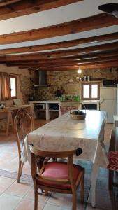 eine Küche mit Tisch und Stühlen in einem Zimmer in der Unterkunft Molino Del Búho in Torre la Cárcel