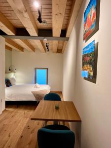 una camera da letto con un letto, un tavolo e delle sedie di Gîte Koerich a Koerich