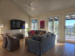 Телевизор и/или развлекательный центр в Unwind at new and beautiful Blue Wren Hill