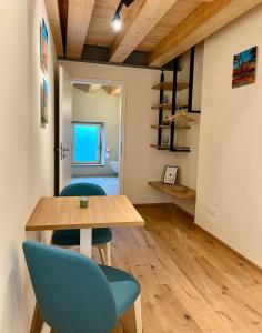 una sala da pranzo con un tavolo e sedie blu di Gîte Koerich a Koerich