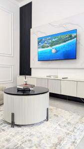 Μια τηλεόραση ή/και κέντρο ψυχαγωγίας στο Elroihomes kyanja