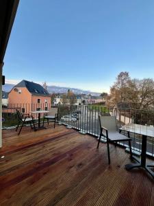 un ponte con panchine, un tavolo e delle sedie di Gîte Koerich a Koerich