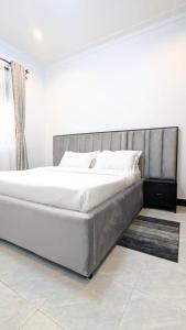 Ένα ή περισσότερα κρεβάτια σε δωμάτιο στο Elroihomes kyanja