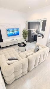 Η κουζίνα ή μικρή κουζίνα στο Elroihomes kyanja