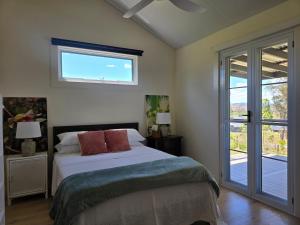 Кровать или кровати в номере Unwind at new and beautiful Blue Wren Hill