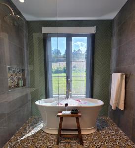 Ванная комната в Unwind at new and beautiful Blue Wren Hill +85 фотографий