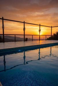 Východ nebo západ slunce při pohledu z vily nebo okolí + 39 fotografií