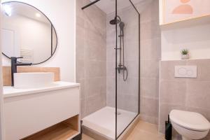 ein Badezimmer mit Dusche und Toilette in der Unterkunft La Parenthèse - Proche Puy du Fo u - 2 appartements équipés et confortables au coeur des Herbiers in Les Herbiers