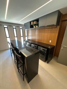 Flat SOLaz Smart - Conforto e vista mar no melhor de Manaíra! في جواو بيسوا: مطبخ مع كونتر أسود توب وموقد