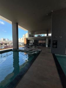 Flat SOLaz Smart - Conforto e vista mar no melhor de Manaíra! في جواو بيسوا: حمام سباحة في وسط المبنى