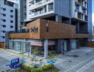 Flat SOLaz Smart - Conforto e vista mar no melhor de Manaíra! في جواو بيسوا: مبنى امامه لافته تباع