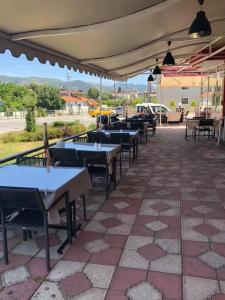 een rij tafels en stoelen op een patio bij Rayon Apart hotel in Marmaris