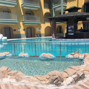 een groot zwembad voor een gebouw bij Rayon Apart hotel in Marmaris