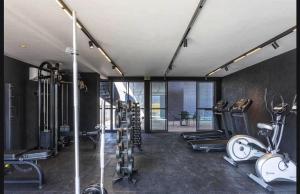 Flat SOLaz Smart - Conforto e vista mar no melhor de Manaíra! في جواو بيسوا: صالة ألعاب رياضية مع مجموعة من أجهزةالجري والأجهزة