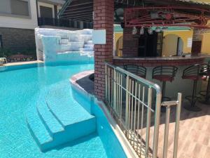 een groot zwembad met een trap naast een gebouw bij Rayon Apart hotel in Marmaris