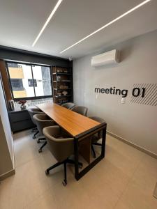 Flat SOLaz Smart - Conforto e vista mar no melhor de Manaíra! في جواو بيسوا: مكتب مع غرفة اجتماعات مع طاولة وكراسي +13 صورة