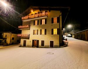 a building in the snow at night at Casa da Cipi in Venas