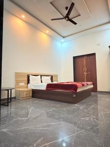 Ένα ή περισσότερα κρεβάτια σε δωμάτιο στο Radhe krishna hotel & Restaurant