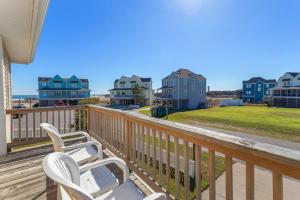 ein Deck mit zwei weißen Stühlen und Häusern in der Unterkunft CAC-6B - Egret in Buxton