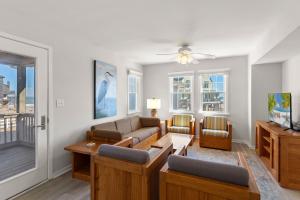 ein Wohnzimmer mit Sofa und Fernseher in der Unterkunft CAC-6B - Egret in Buxton + 41 Fotos