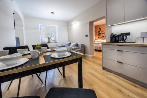 una cucina e un soggiorno con tavolo da pranzo di Apartamenty Moniuszki 4 a Bielsko-Biała