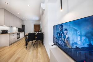 un soggiorno con una grande TV a schermo piatto a parete di Apartamenty Moniuszki 4 a Bielsko-Biała