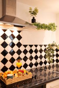 eine Küchentheke mit einem Obstkorb und einem Getränk in der Unterkunft l'écrin du désir in Capestang