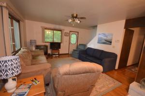 een woonkamer met een bank en een tafel bij East Beach Retreat in Omena +27 foto's