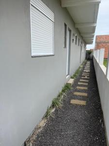 ein Fenster an der Seite eines weißen Gebäudes in der Unterkunft Havana Flats in Balneário Gaivotas