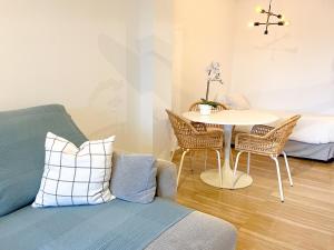 una sala de estar con una mesa y un sofá en Escapada de lujo en Resort de Isla del Fraile, en Águilas